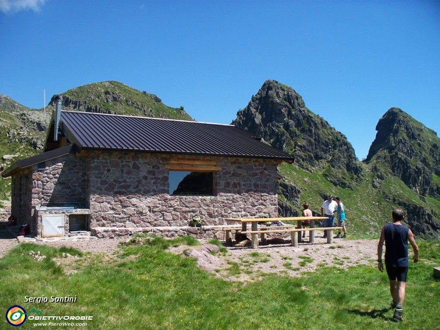 36 Rifugio con dietro i Tre Pizzi.JPG